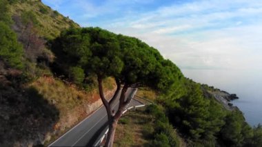 Sapri 'deki inanılmaz sahil yolu - İtalya' nın batı kıyısı - hava manzaralı - seyahat fotoğrafçılığı