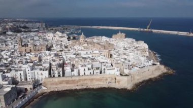 İtalya 'nın Monopoli şehrinin üzerinden İtalya' nın doğu kıyısına uçuş - seyahat fotoğrafçılığı