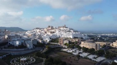 İtalya 'daki Ostuni üzerindeki hava manzarası da beyaz şehir olarak adlandırılır: Seyahat fotoğrafçılığı.