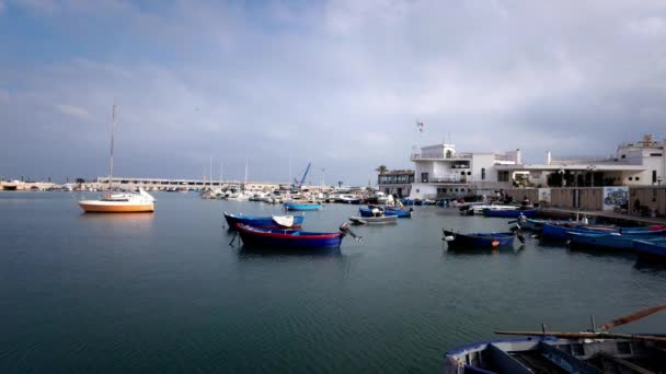 Halászhajók Bari Kikötőjében Olasz Tengerparton Bari Olaszország Október 2021 — Stock videók