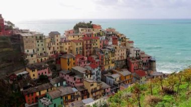 İtalyan sahilindeki Cinque Terre 'de renkli Manarola - seyahat fotoğrafçılığı