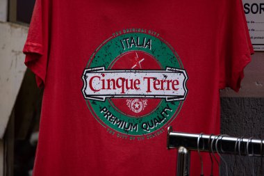 İtalya Cinque Terre 'den hatıra ve tişörtler - CINQUE TERRE, ITALY - 28 Kasım 2021 - Editör Fotoğrafçılık