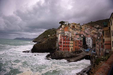 İtalyan batı kıyısındaki renkli Riomaggiore evleri Cinque Terre seyahat fotoğrafçılığı