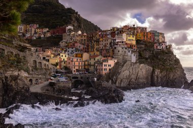 İtalyan sahilindeki Cinque Terre 'de renkli Manarola - seyahat fotoğrafçılığı