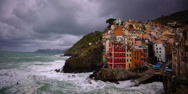 İtalyan batı kıyısındaki renkli Riomaggiore evleri Cinque Terre seyahat fotoğrafçılığı