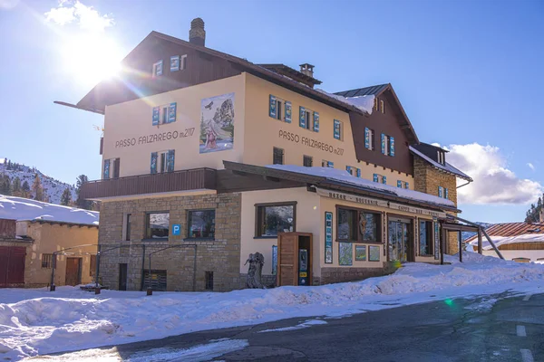 İtalyan Alplerindeki Falzarego Geçidi - Dolomites - TRENTINO, ITALY - 24 Kasım 2021 - Editör Fotoğrafçılık