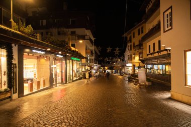 Cortina d Ampezzo 'nun gece şehir merkezi - CORTINA, ITALY - 24 Kasım 2021 - Editör Fotoğrafçılık