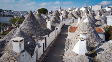 İtalya 'nın Alberobello şehrinin ünlü simgesi - tarihi Trulli evleri - seyahat fotoğrafçılığı