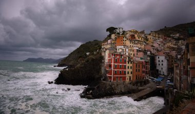 İtalyan batı kıyısındaki renkli Riomaggiore evleri Cinque Terre - CINQUE TERRE, ITALY - 28 Kasım 2021