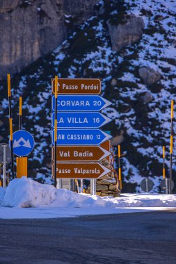 İtalya 'daki Dolomites Yüksek Alp Yolu Valparola Geçidi' nde yön işaretleri - seyahat fotoğrafçılığı