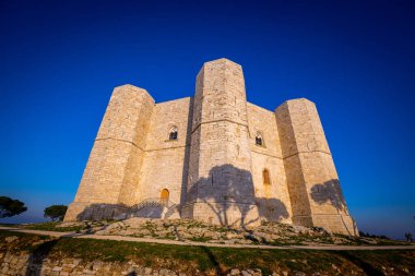İtalya 'nın Apulia kentindeki Castel del Monte kenti popüler bir kent ve turistik merkezdir - BARI, ITALY - 31 Ekim 2021
