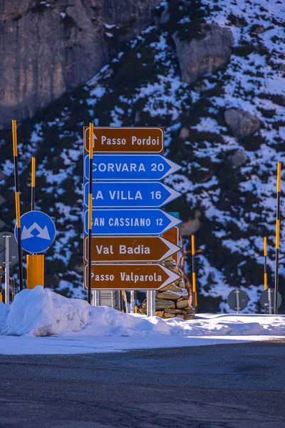 Richting Borden Bij Dolomieten Hoge Alpenweg Valparola Pass Italië Reizen — Stockfoto