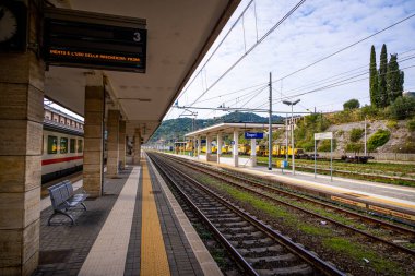 İtalya 'nın batı kıyısındaki Sapri tren istasyonu SAPRI, İtalya 31 Ekim 2021