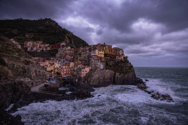 Akşam Cinque Terre İtalya 'da Manarola - CINQUE TERRE, ITALY - 28 Kasım 2021 - Editör Fotoğrafçılık