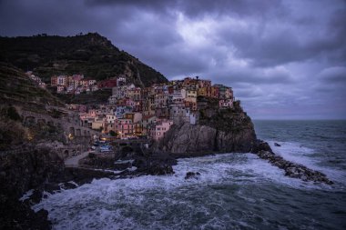 Akşamları Cinque Terre Italya 'da güzel Manarola - seyahat fotoğrafçılığı