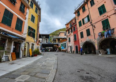 İtalya 'nın batı kıyısındaki Cinque Terre' deki Vernazza Köyü - CINQUE TERRE, ITALY - 28 Kasım 2021 - Editör Fotoğrafçılık