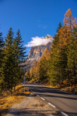 İtalya 'daki Dolomitler boyunca uzanan güzel yüksek Alp yolu - seyahat fotoğrafçılığı