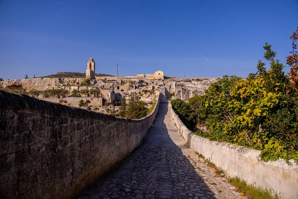 Puglia 'daki tarihi Gravina köyü ünlü su kemeri köprüsü - seyahat fotoğrafçılığı