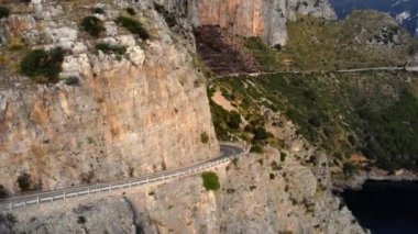 İtalya 'nın batı kıyısındaki Sapri Salerno bölgesindeki muhteşem manzara - hava manzarası - seyahat fotoğrafçılığı