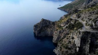 İtalya 'nın batı kıyısındaki Sapri Salerno bölgesindeki muhteşem manzara - hava manzarası - seyahat fotoğrafçılığı