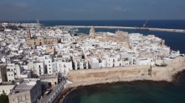 İtalya 'nın doğu kıyısındaki Monopoli şehrinin hava manzarası - seyahat fotoğrafçılığı