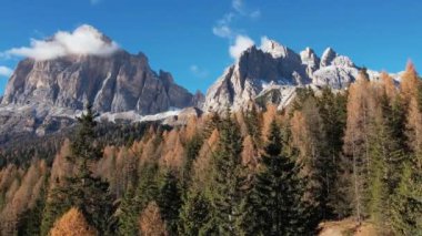 Dolomite Dağları 'ndaki şaşırtıcı kış manzarası Güney Tyrol İtalya - seyahat fotoğrafçılığı