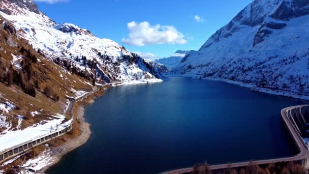 ドロミテの山の湖 冬の時に南チロルのイタリアアルプス 旅行写真 — ストック動画