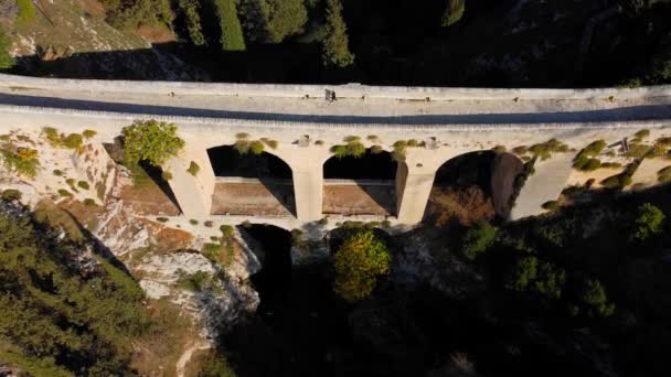 Vista Aérea Sobre Puente Gravina Puglia Italia Antiguo Acueducto Arriba — Vídeos de Stock