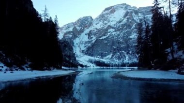 Dolomitler İtalya 'sında Pragser Wildsee adında güzel bir göl. Seyahat fotoğrafçılığı.