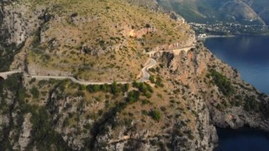 İtalya 'nın batı kıyısındaki Sapri Salerno bölgesindeki muhteşem manzara - hava manzarası - seyahat fotoğrafçılığı