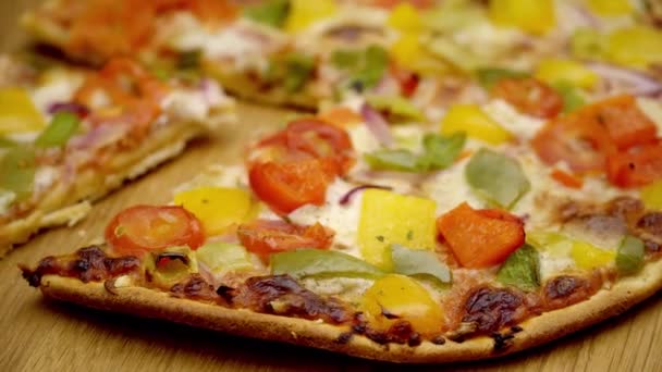 Świeżo Upieczona Pizza Wegetariańska Drewnianym Talerzu Fotografia Żywności — Wideo stockowe