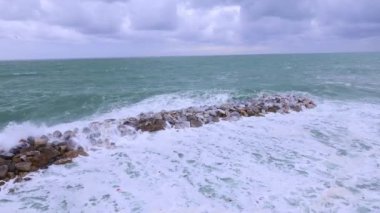 Fırtınalı bir günde okyanus dalgaları kayalara çarpıyor - seyahat fotoğrafçılığı