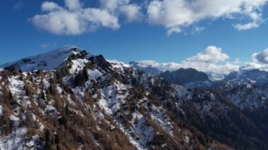 Dolomite Dağları 'ndaki şaşırtıcı kış manzarası Güney Tyrol İtalya - seyahat fotoğrafçılığı