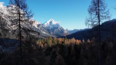 Dolomitlerin Güney Tyrol 'ünde inanılmaz doğa - İtalyan Alpleri - hava manzarası - seyahat fotoğrafçılığı