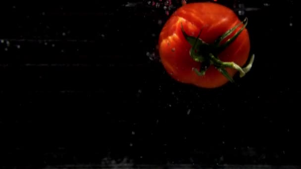 Tomates Cayendo Agua Disparo Cámara Lenta — Vídeo de stock