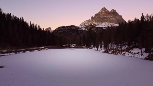 Talyan Alpleri Ndeki Dolomitler Kar Kaplı Göl Çok Romantik Seyahat — Stok video
