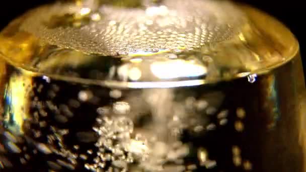 Chamapgne Ein Glas Gießen Bis Überläuft Champagnerfontäne Nahaufnahme — Stockvideo