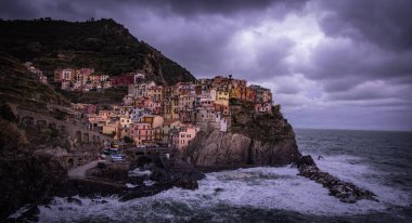 İtalyan sahilindeki Cinque Terre 'de Manarola' nın Muhteşem Köyü - seyahat fotoğrafçılığı