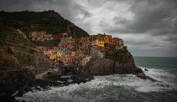 İtalyan sahilindeki Cinque Terre 'de Manarola' nın Muhteşem Köyü - seyahat fotoğrafçılığı
