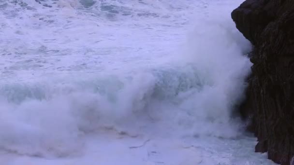 Fırtınalı Bir Günde Okyanus Dalgaları Kayalara Çarpıyor Seyahat Fotoğrafçılığı — Stok video
