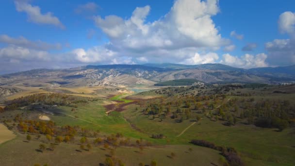 上からイタリア 美しい田園風景と素晴らしい自然を飛ぶ 旅行写真 — ストック動画
