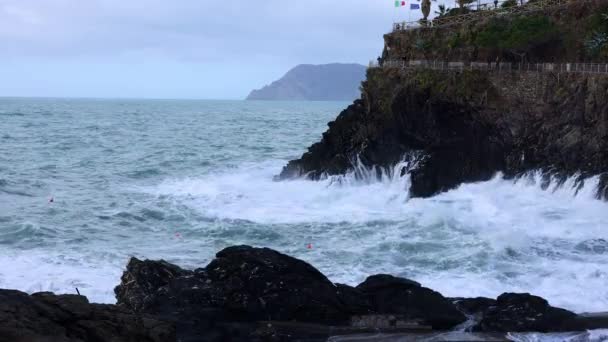 Fortes Ondas Atingidas Contra Costa Cinque Terre Itália Fotografia Viagem — Vídeo de Stock