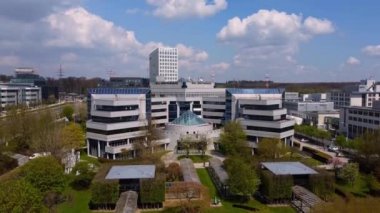 Lüksemburg 'un finans bölgesindeki BNP Paribas banka binası - Hava Fotoğrafçılığı - LUXEMBURG Şehri, LUXEMBURG - 30 Nisan 2021