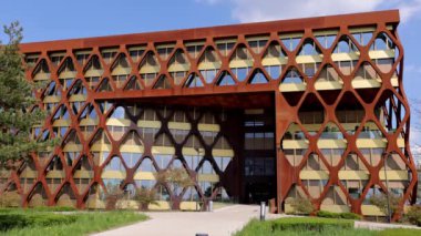 Lüksemburg 'un finans bölgesindeki KPMG Binası - Seyahat fotoğrafçılığı - LUXEMBURG Şehri, LUXEMBURG - 30 Nisan 2021