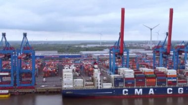 Hamburg Limanı 'ndaki konteynır Terminali - Hava Fotoğrafçılığı - HAMBURG, Almanya - 10 Mayıs 2021
