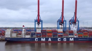 Hamburg limanındaki Altenwerder konteynır terminali - hava görüntüleme - HAMBURG, GERMANY Şehri - 10 Mayıs 2021