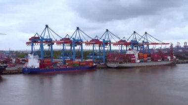 Hamburg Limanı 'ndaki konteynır Terminali - Hava Fotoğrafçılığı - HAMBURG, Almanya - 10 Mayıs 2021