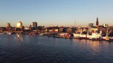Hamburg Limanı ve gün batımında Elbphilharmonie Konser Salonu üzerinde harika bir manzara - İHA fotoğrafçılığı Almanya