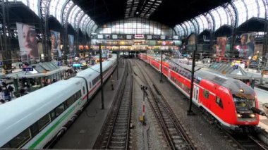 Hamburg Merkez İstasyonu - Zaman çizelgesi - HAMBURG ŞEHRİ, ALMANA - 25 ARALIK 2021