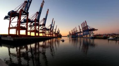 Akşamları Hamburg Limanı - bir resmi tatilde zaman aşımı - HAMBURG, Almanya - 25 ARALIK 2021